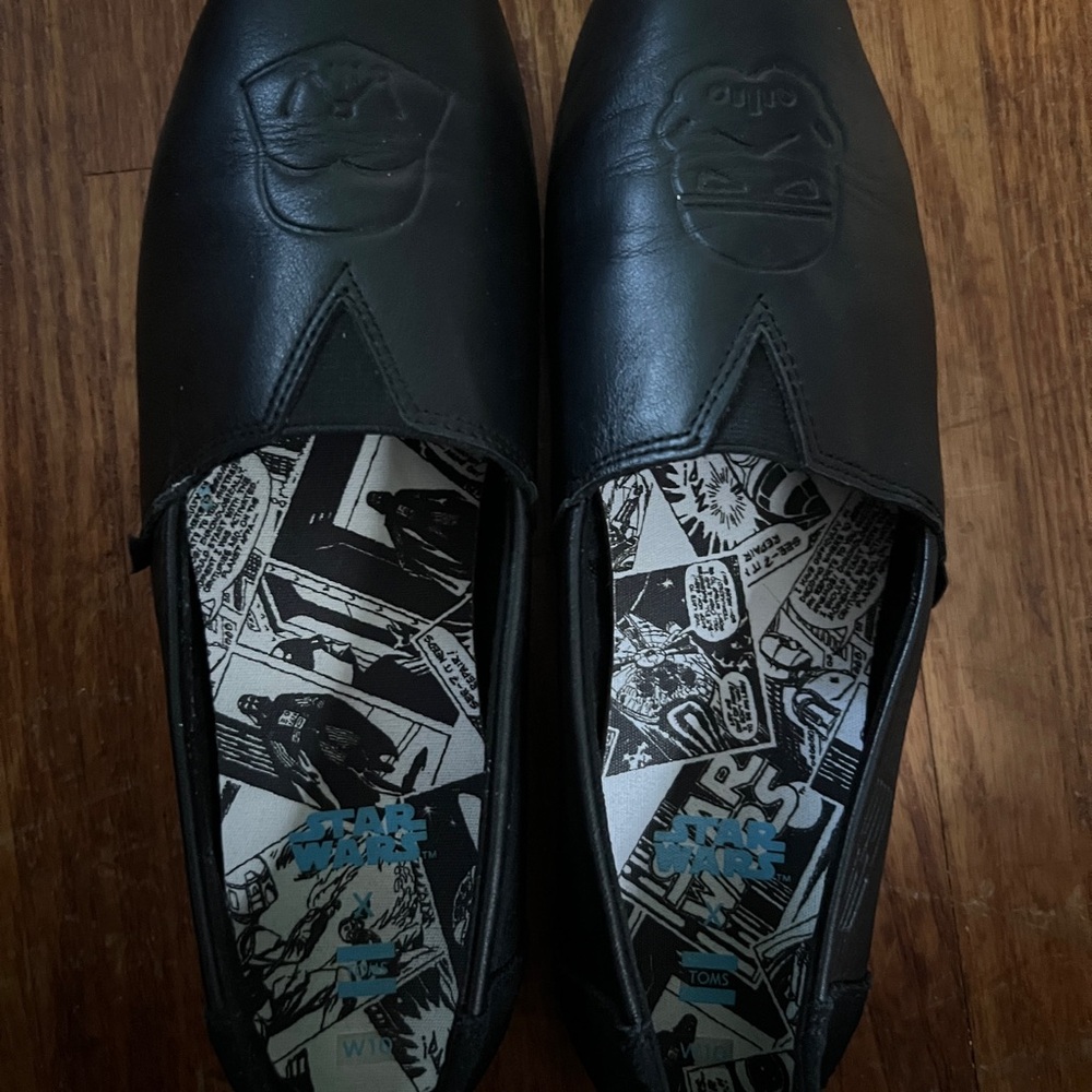 TOMS Women's Star Wars Darth Vader Embossed Leather Alpargata Slip-On - Picture 3 of 6